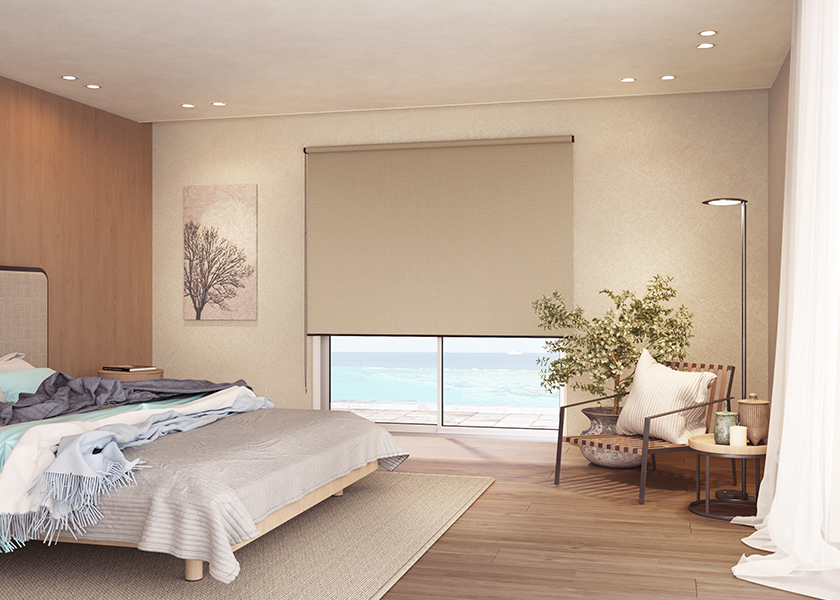 静けさを感じさせる上質なプライベート空間に「ロールスクリーン ラルクシールド(アジェント遮光)」の利用例の写真