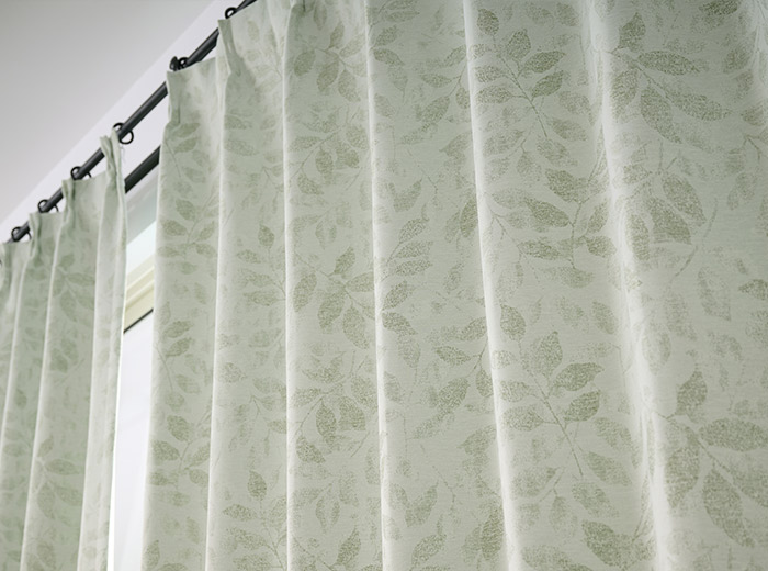 やさしい色合いと上品なリーフ柄がおしゃれな1級遮光カーテン フォリウム（D-1193）