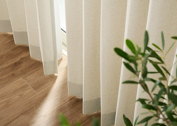 ナチュラルな織の表情がおしゃれ！やわらかな質感の防炎カーテン フラッハ（D-8004）