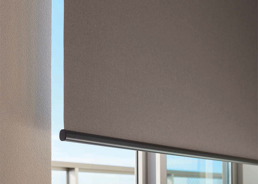 窓辺にかけられた「ロールスクリーン ソフィー(ブオナBC遮光)」の利用例の写真