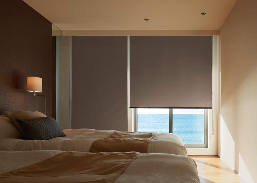 シックな寝室にぴったりな「ロールスクリーン ソフィー(ブオナBC遮光)」の利用例の写真