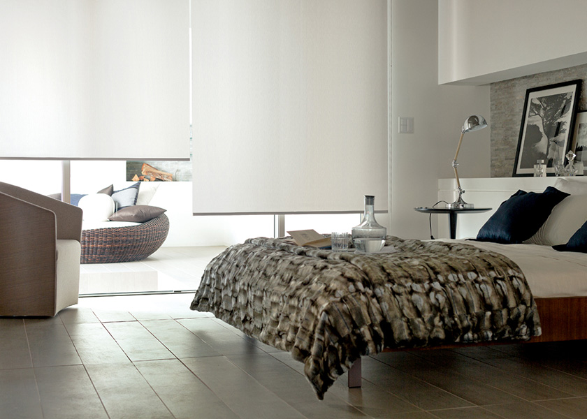 モダンベッドルームを演出する「ロールスクリーン ソフィー(シャロル)」の利用例の写真