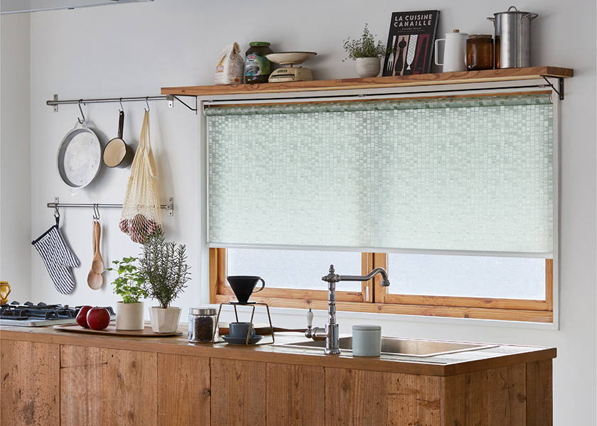 彩りが映えるナチュラルキッチンに「ロールスクリーン ソフィー(リティル)」の利用例の写真