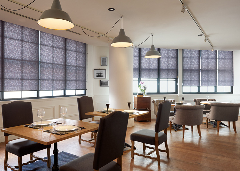 おしゃれなレストランにもおすすめの「ロールスクリーン ソフィー(ムーロ)」の利用例の写真