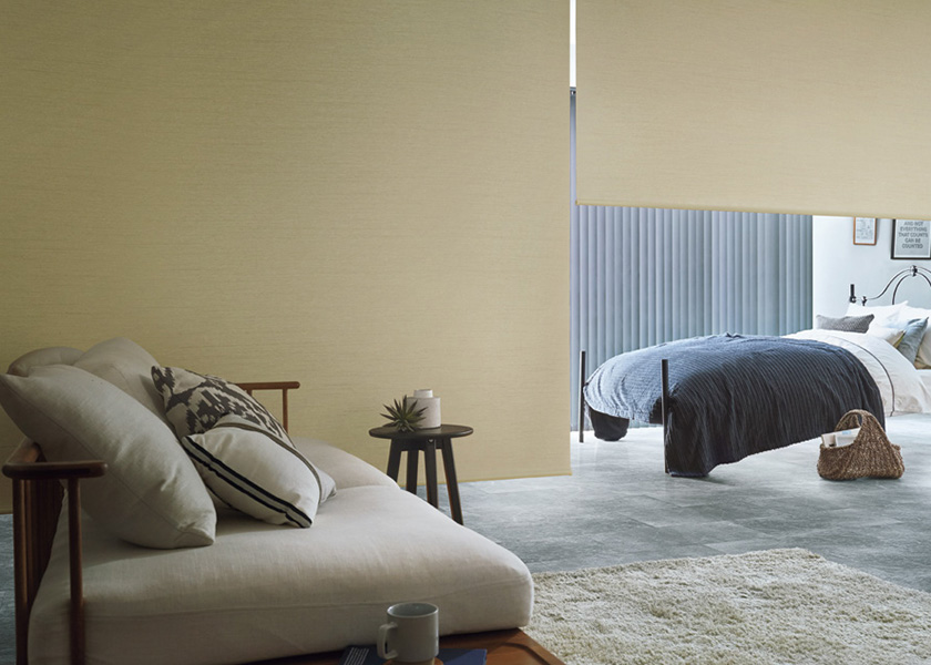 静けさを感じさせる上質なプライベート空間に「ロールスクリーン　ラルクシールド（アジェント遮光）」の利用例の写真