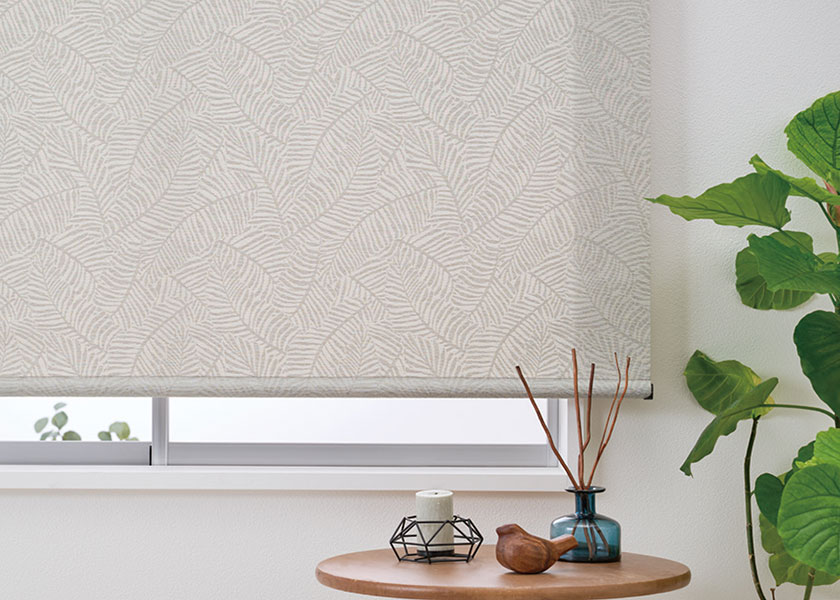 穏やかな陰影が漂う上品な窓辺に「ロールスクリーン　ラルクシールド（オーガスタ）」の利用例の写真