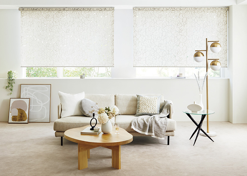 花影が揺れる洗練されたリビングに「ロールスクリーン　ラルクシールド（ビアンカ）」の利用例の写真