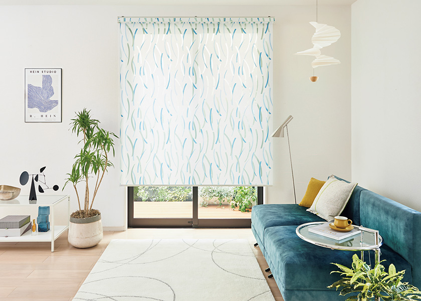 ブルーの彩りがさわやかな窓辺にする「ロールスクリーン　ラルクシールド（カナレ）」の利用例の写真