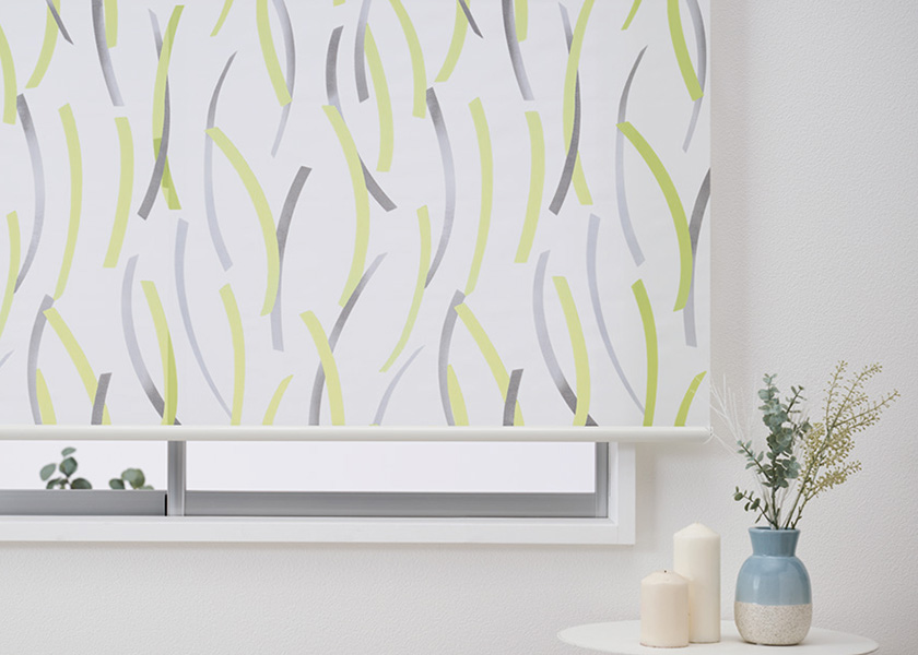 リズム感のあるラインで飽きの来ないデザインの「ロールスクリーン　ラルクシールド（カナレ）」の利用例の写真