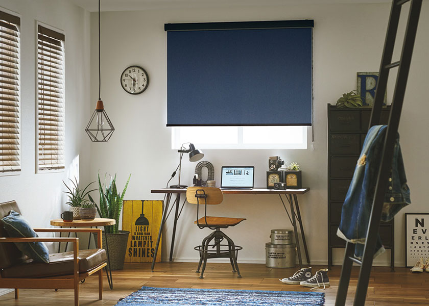 軽やかな色彩が広がるリビングに「ロールスクリーン ラルクシールド(デニムクロス遮光)」の利用例の写真