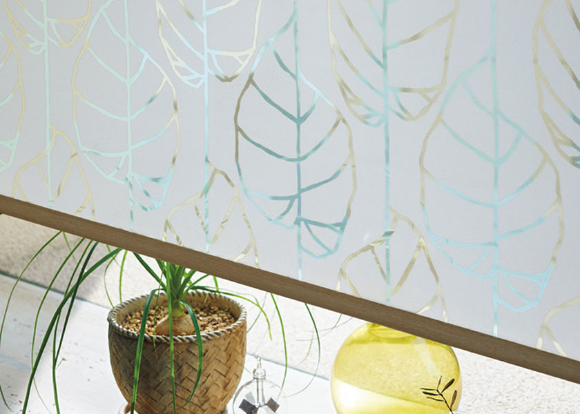 光を受けて表情が変わる涼やかな窓辺に「ロールスクリーン　ラルクシールド（ヒーリス）」の利用例の写真