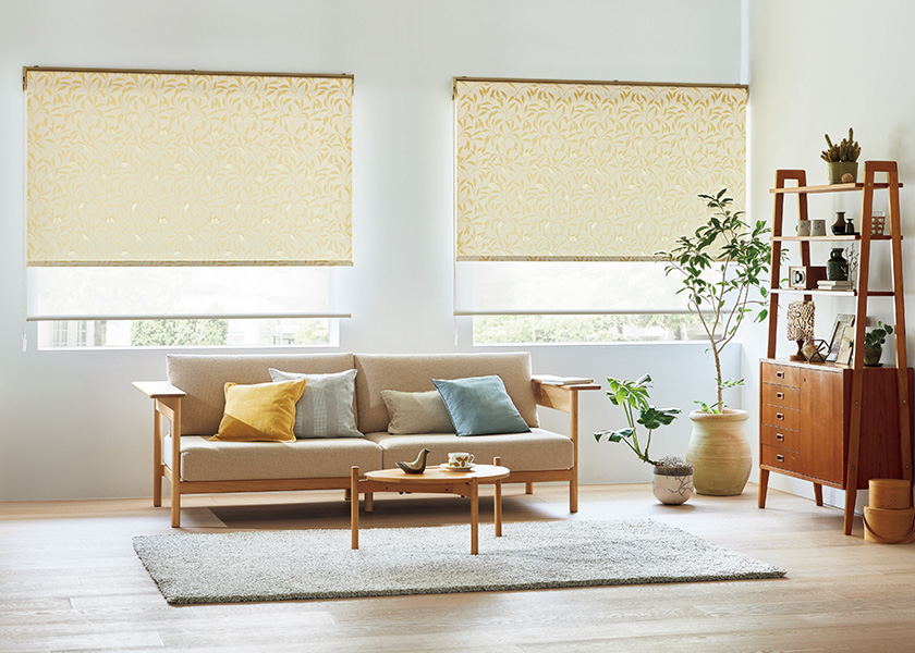 やさしい光と調和する心地よいリビングに「ロールスクリーン ラルクシールド(コトリ)」の利用例の写真