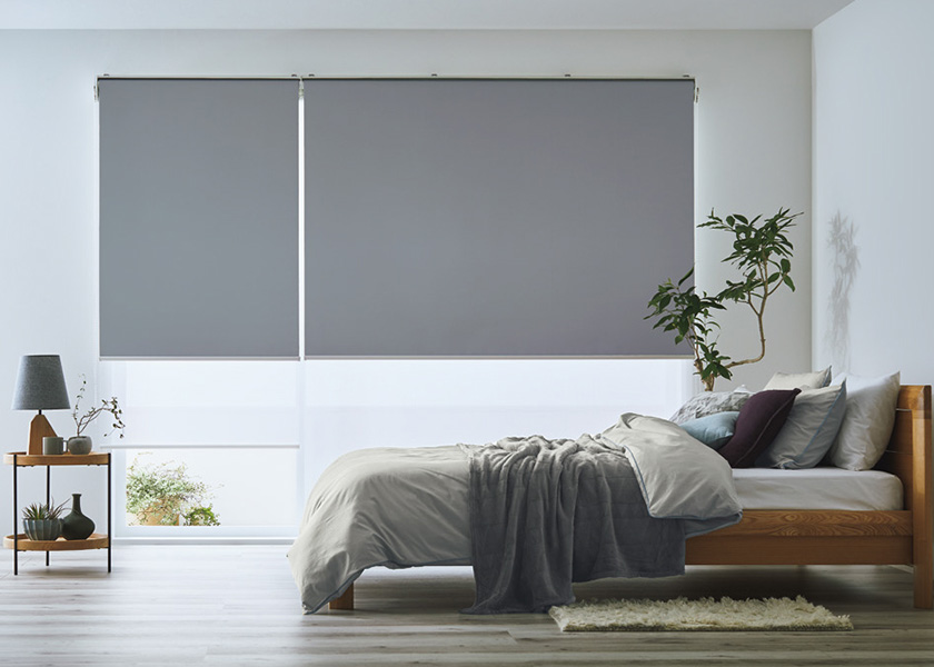 シンプルスタイルな寝室におすすめの「ロールスクリーン ラルクシールド(ライフ遮光)」の利用例の写真