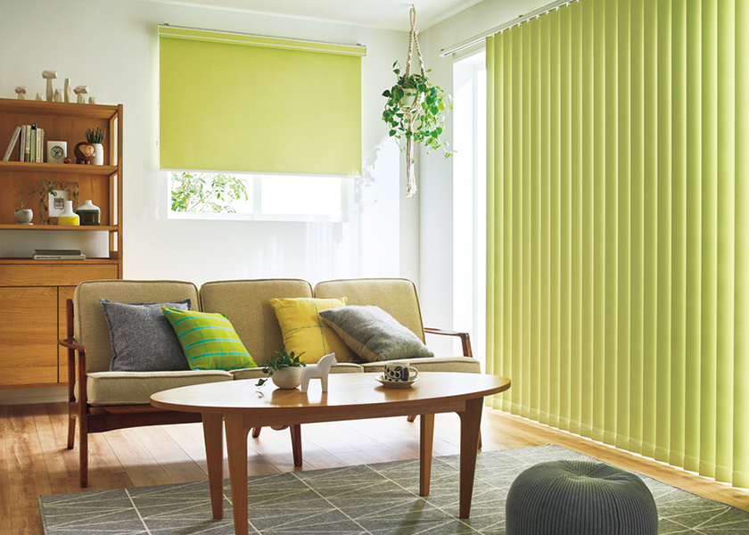和室とリビングをつなぐ間仕切りにおすすめの「ロールスクリーン ラルクシールド(ライフ遮光)」の利用例の写真