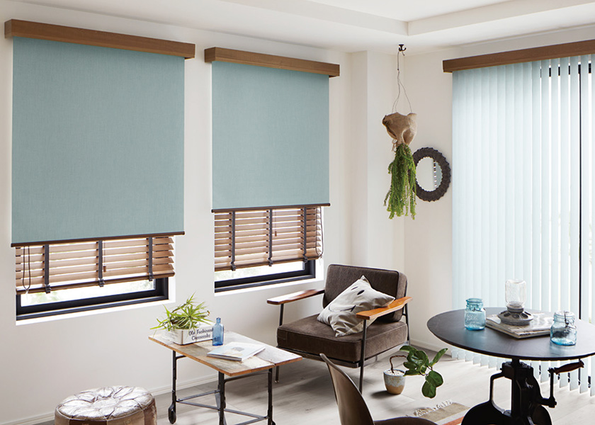 軽やかな色彩が広がるリビングに「ロールスクリーン ラルクシールド(リンネル遮光)」の利用例の写真