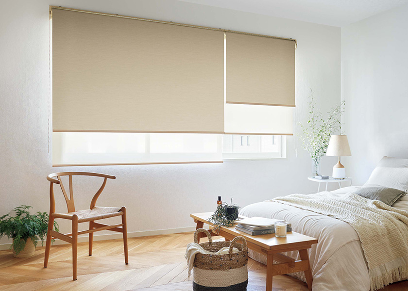 穏やかな光に包まれるベッドルームに「ロールスクリーン ラルクシールド(リンネル遮光)」の利用例の写真
