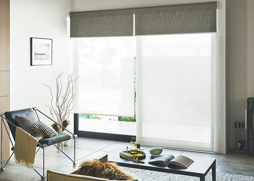 静けさと明るさが調和する上質なリビングに「ロールスクリーン　ラルクシールド（ルセット）」の利用例の写真