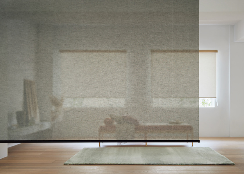 ゆらぎの陰影が奥行きをもたらすモダンな空間にする「ロールスクリーン　ラルクシールド（ルセット）」の利用例の写真