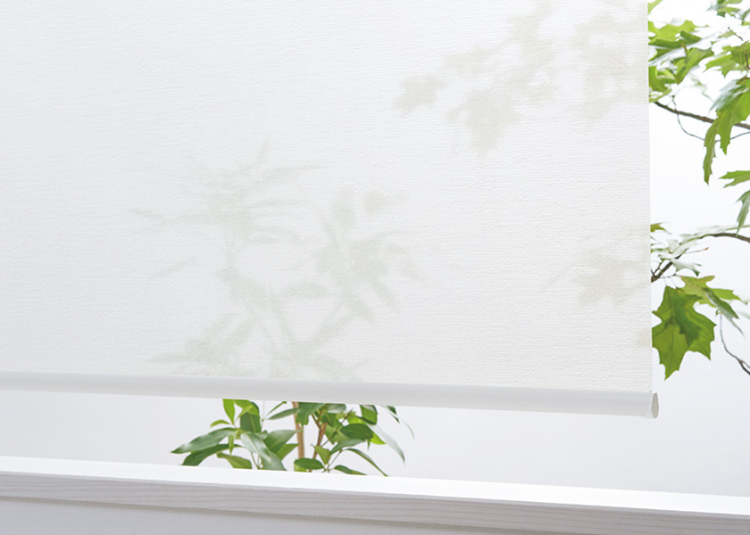 程よい透け感で窓辺に彩りを添える「ロールスクリーン　ラルクシールド（ルセット）」の利用例の写真
