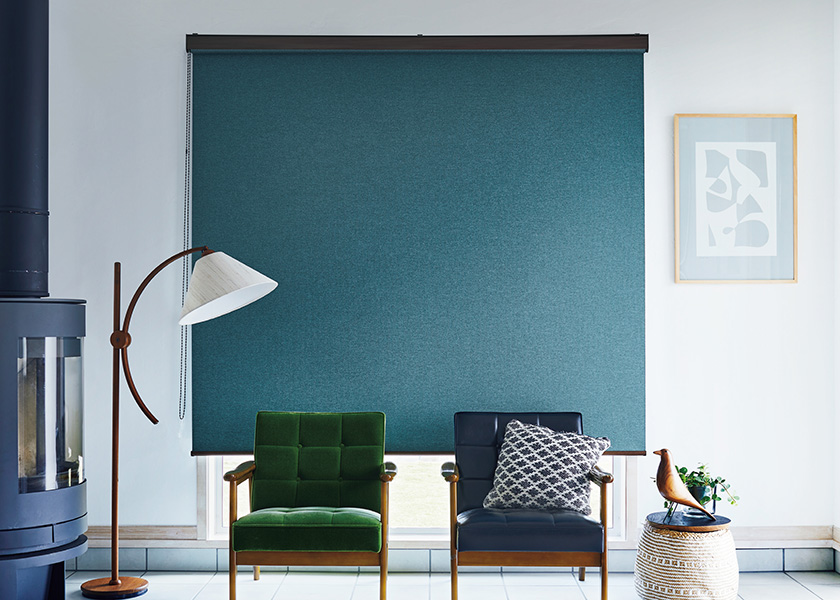 やさしい光と調和する心地よいリビングに「ロールスクリーン ラルクシールド(ルフト遮光)」の利用例の写真