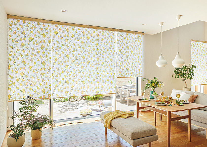 家族の笑顔が集まる華やかなダイニングに「ロールスクリーン　ラルクシールド（ミモレ）」の利用例の写真