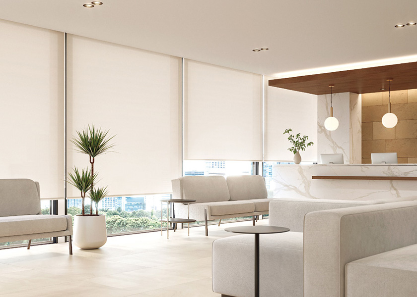 涼やかで快適なロビー空間におすすめの「ロールスクリーン ラルクシールド(ミスト遮熱)」の利用例の写真