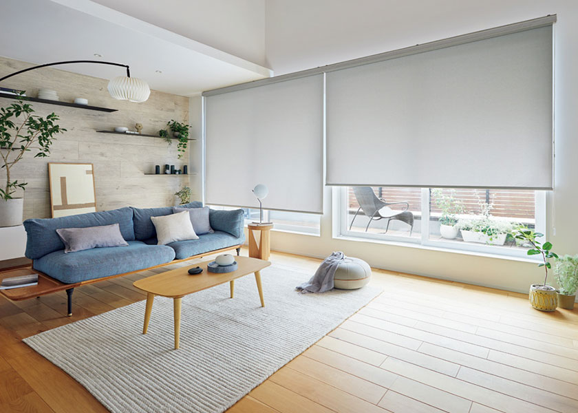 ナチュラルモダンなリビングにおすすめの「ロールスクリーン ラルクシールド(ミスト)」の利用例の写真