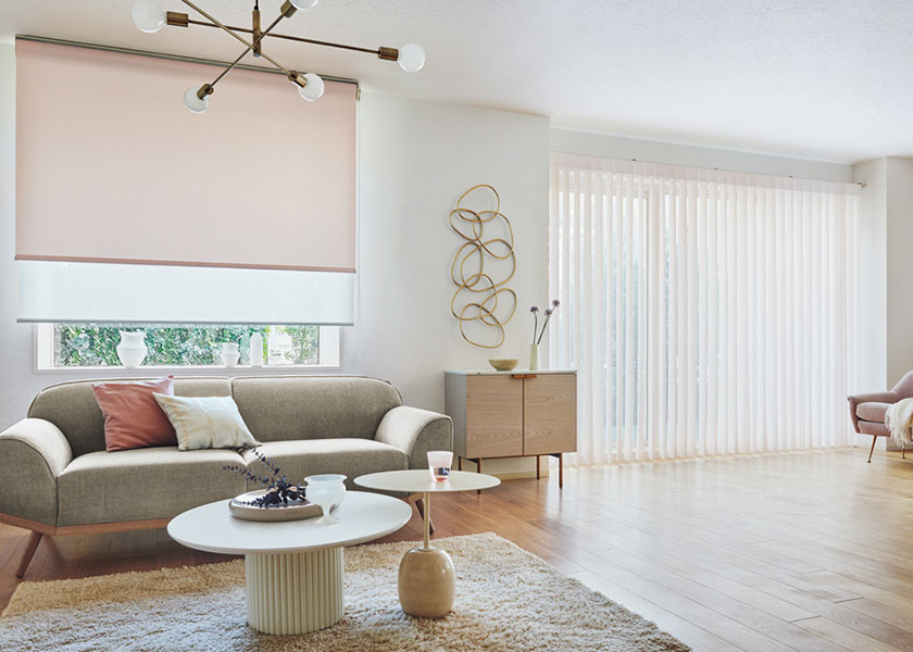 上品でエレガントな空間におすすめの「ロールスクリーン ラルクシールド(ミスト)」の利用例の写真