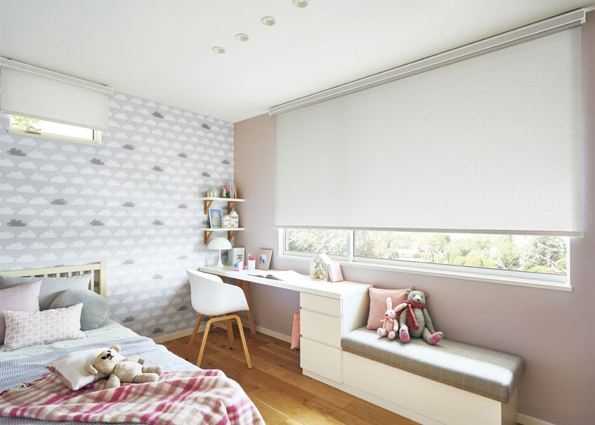 かわいい子供部屋におすすめの「ロールスクリーン ラルクシールド(ミスト)」の利用例の写真