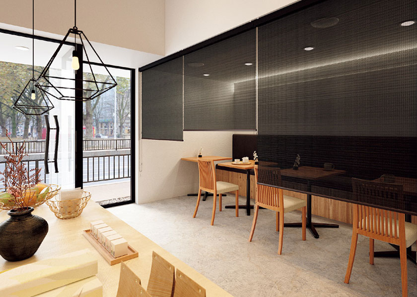 落ち着いた雰囲気の飲食店におすすめの「ロールスクリーン ラルクシールド(なごみ)」の利用例の写真