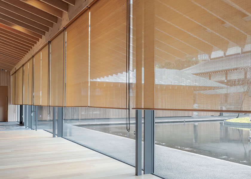 開放感のある和のロビーにおすすめの「ロールスクリーン ラルクシールド(なごみ)」の利用例の写真