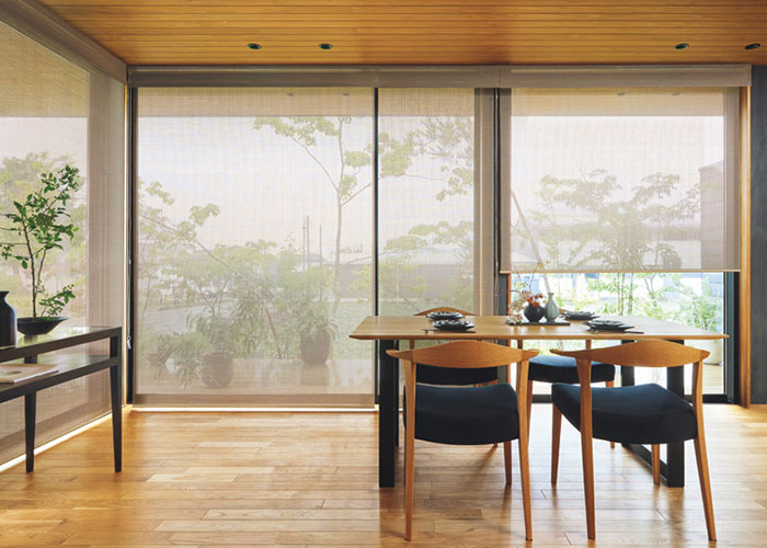 自然を感じるダイニングにおすすめの「ロールスクリーン ラルクシールド(なごみ)」の利用例の写真