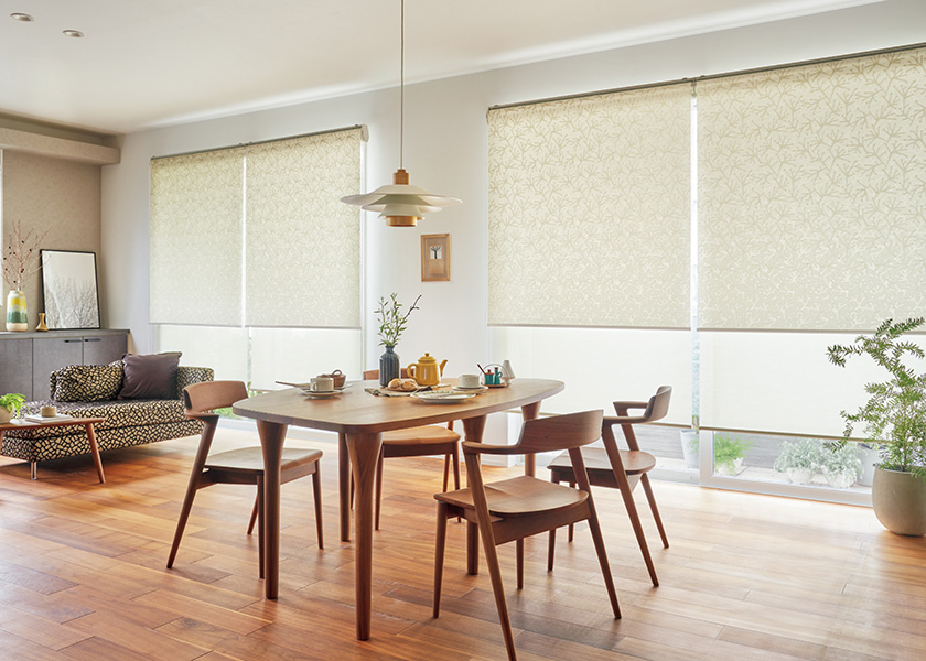やさしい光と調和する心地よいリビングに「ロールスクリーン ラルクシールド(ノエル)」の利用例の写真
