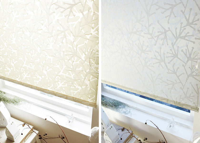 光の変化で森の木々が窓辺に美しく映える「ロールスクリーン ラルクシールド(ノエル)」の利用例の写真