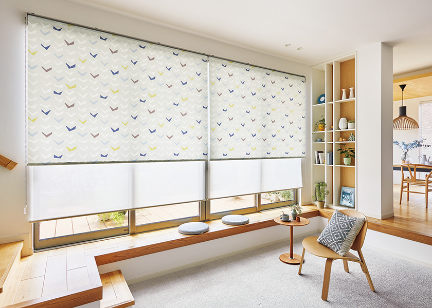 色のリズムが彩るくつろぎの窓辺に「ロールスクリーン　ラルクシールド（ノッカ）」の利用例の写真
