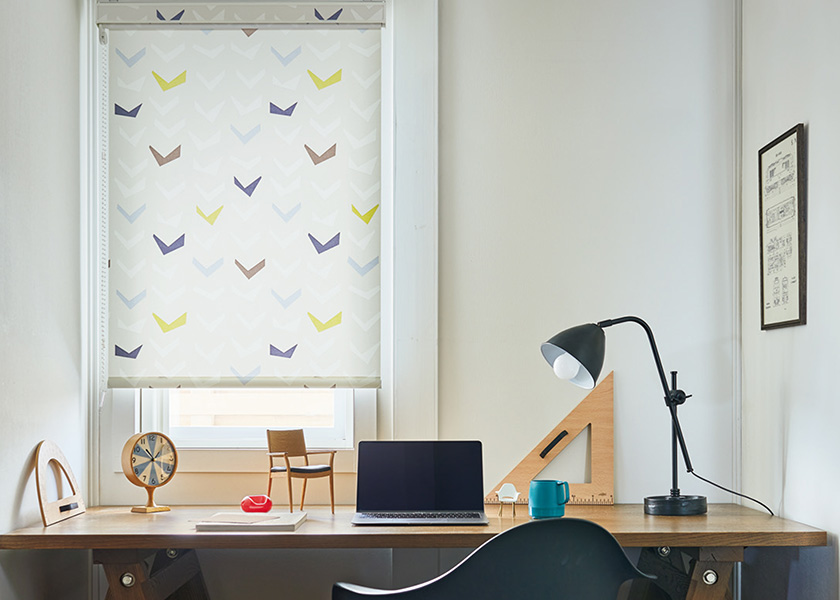 落ち着いたワークスペースのアクセントに「ロールスクリーン　ラルクシールド（ノッカ）」の利用例の写真