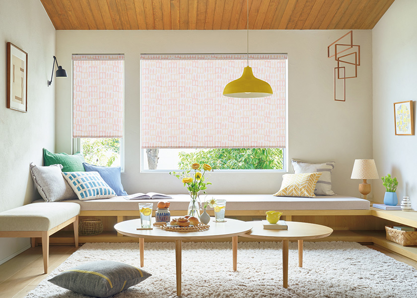 軽やかなリズムが広がる明るいリビングに「ロールスクリーン　ラルクシールド（ピカロ）」の利用例の写真