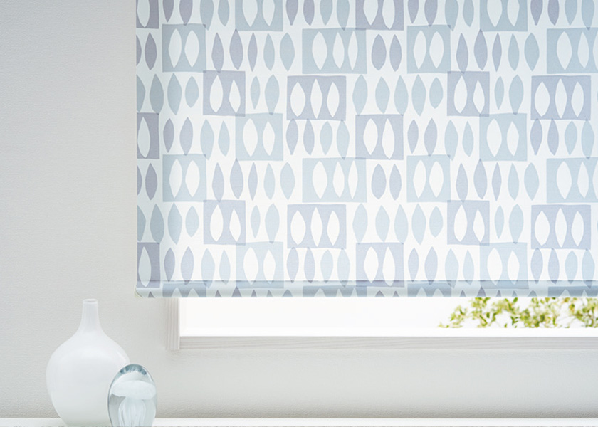 すっきりとした北欧テイストが薫る窓辺に「ロールスクリーン　ラルクシールド（ピカロ）」の利用例の写真