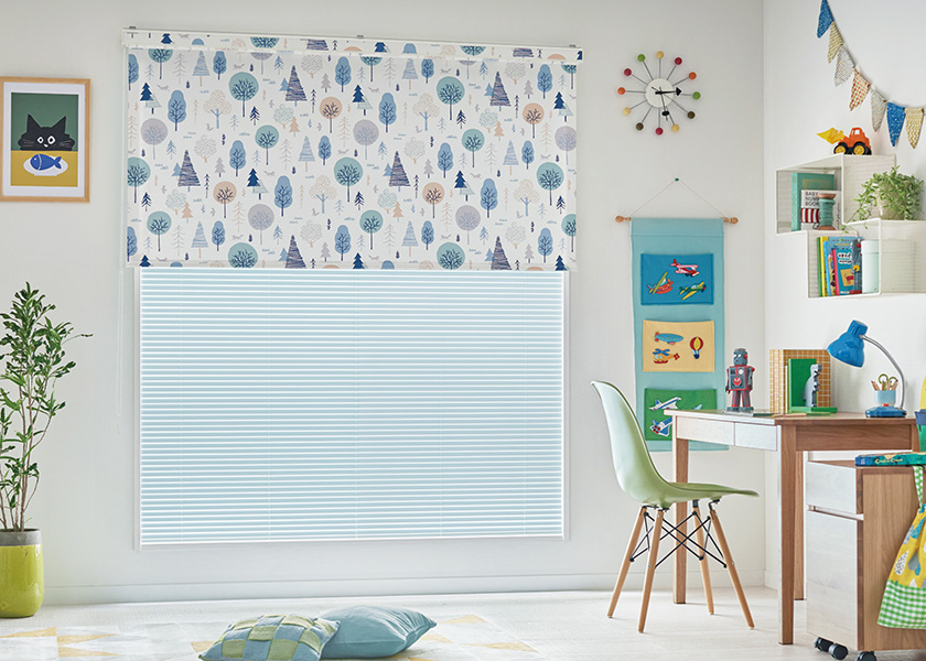 軽やかな森の彩りが遊び心のある空間に「ロールスクリーン　ラルクシールド（ポルク）」の利用例の写真