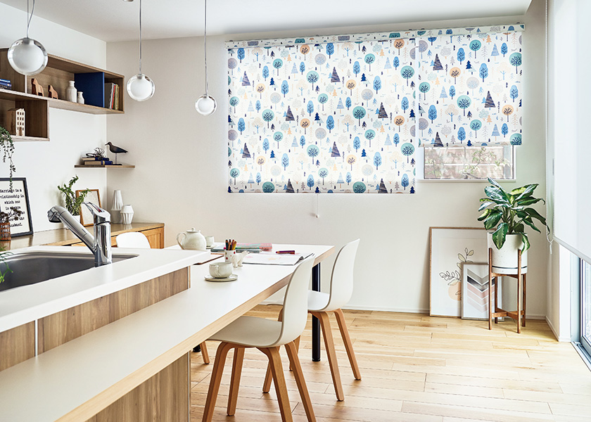北欧の森の光がやわらかく満ちるダイニングに「ロールスクリーン　ラルクシールド（ポルク）」の利用例の写真