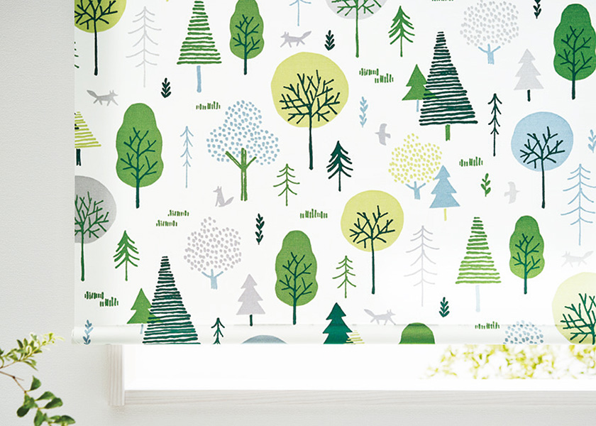 やさしいグリーンが広がる窓辺に「ロールスクリーン　ラルクシールド（ポルク）」の利用例の写真