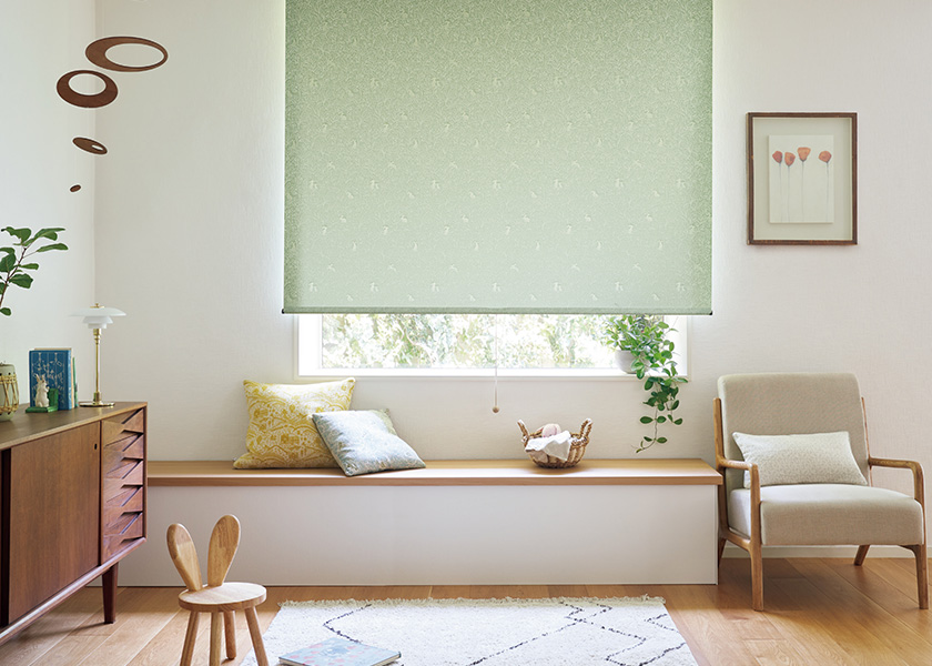 柔らかな森の気配が満ちる優しい窓辺に「ロールスクリーン ラルクシールド(ラビ)」の利用例の写真