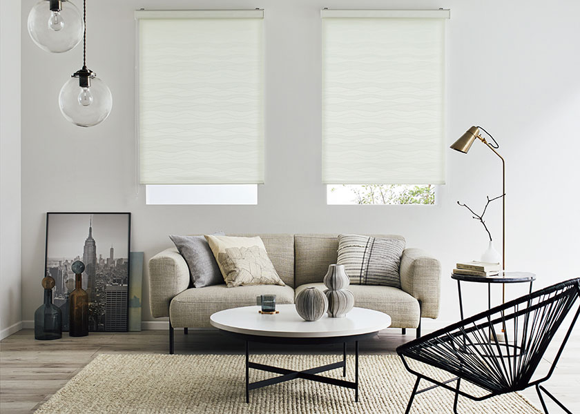 波紋のような光が広がるやさしいリビングに「ロールスクリーン　ラルクシールド（セーヌ）」の利用例の写真