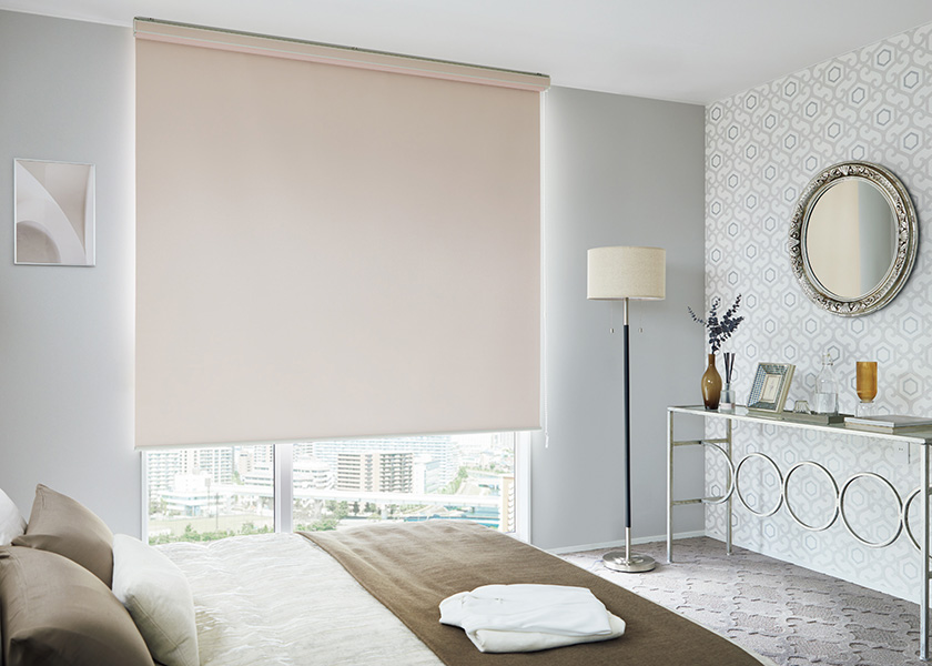 大人の女性らしい上質なベッドルームに「ロールスクリーン ラルクシールド(シャイニー遮光)」の利用例の写真