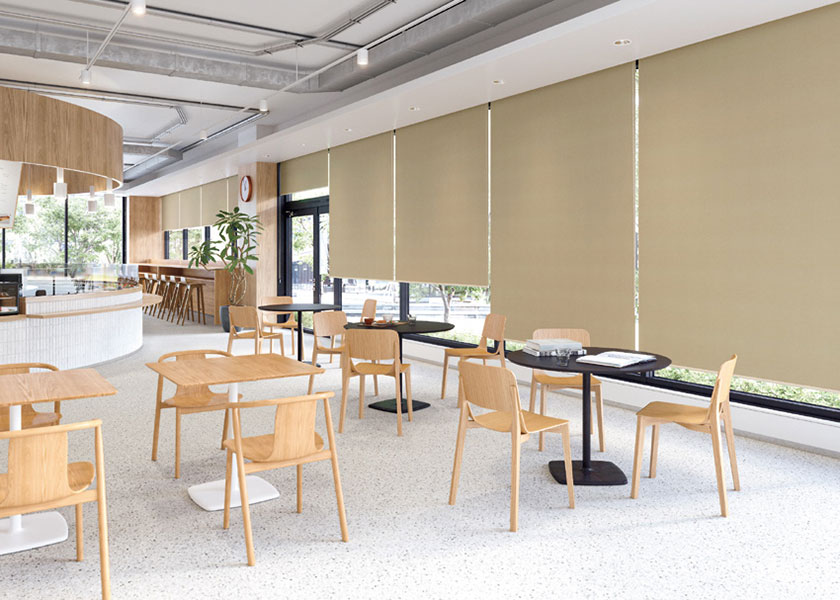 オープンカフェスペースにおすすめの「ロールスクリーン ラルクシールド(シルワ遮光)」の利用例の写真