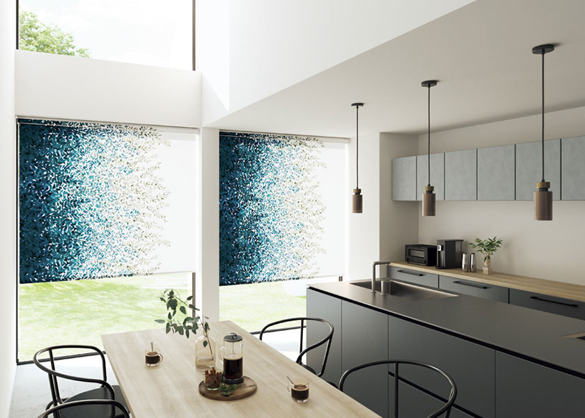 洗練された色使いが爽やかなダイニングにする「ロールスクリーン　ラルクシールド（セラピア）」の利用例の写真