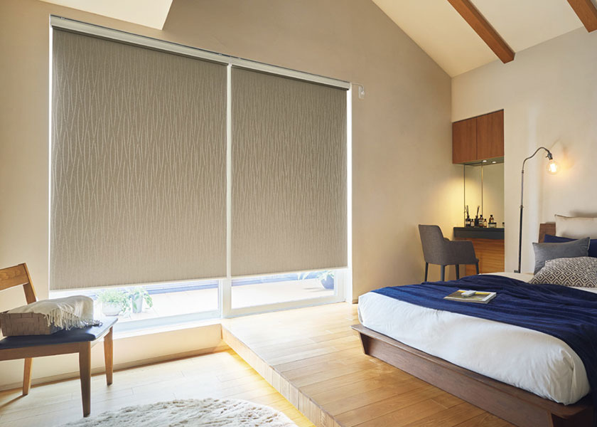 寝室におすすめの「ロールスクリーン　ラルクシールド（ヴェルタ遮光）」の利用例の写真