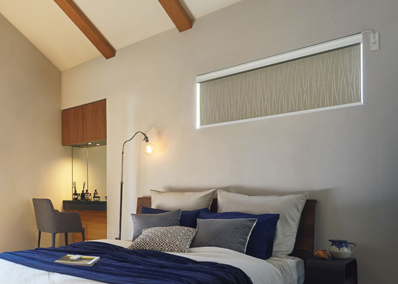 おしゃれな小窓にもおすすめの「ロールスクリーン　ラルクシールド（ヴェルタ遮光）」の利用例の写真