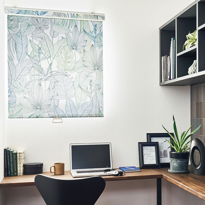 ワークスペースにフレッシュさを与えるモチーフの「ロールスクリーン　ラルクシールド（ヴィラ）」の利用例の写真