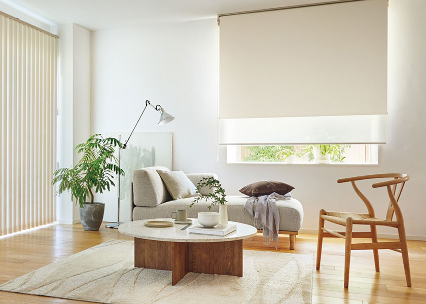 明るく爽やかなリビングにおすすめの「ロールスクリーン ラルクシールド(ビブレ遮光)」の利用例の写真